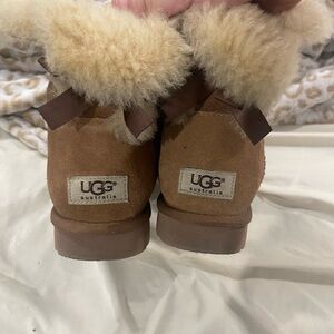 Gently worn Bailey bow short boots. US size 7